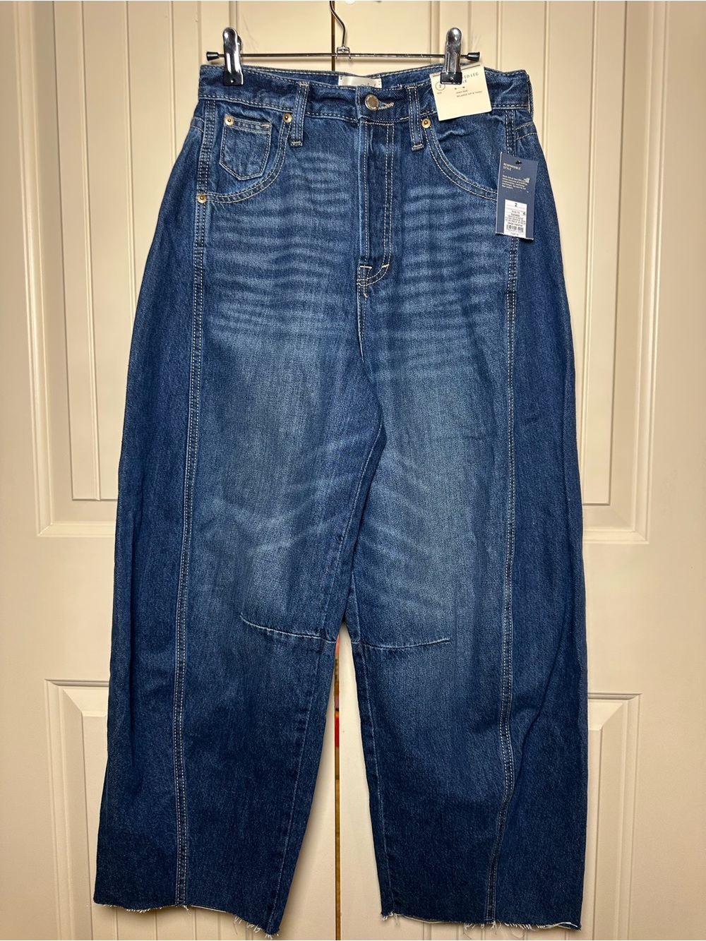 Women's High-Rise Easy Barrel Ankle Jeans - Universal Thread Medium Wash 2 NWT - Picture 2 of 15